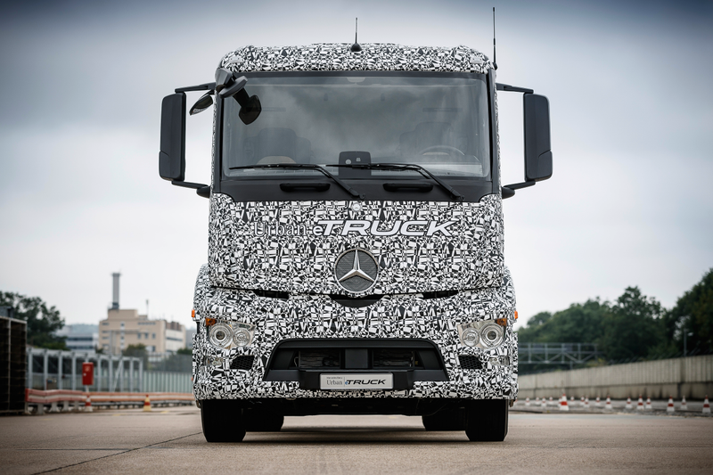 Illustration for article titled The First Electric Big Rig Is A 26-Ton Hauler From Mercedes With Zero Emissions